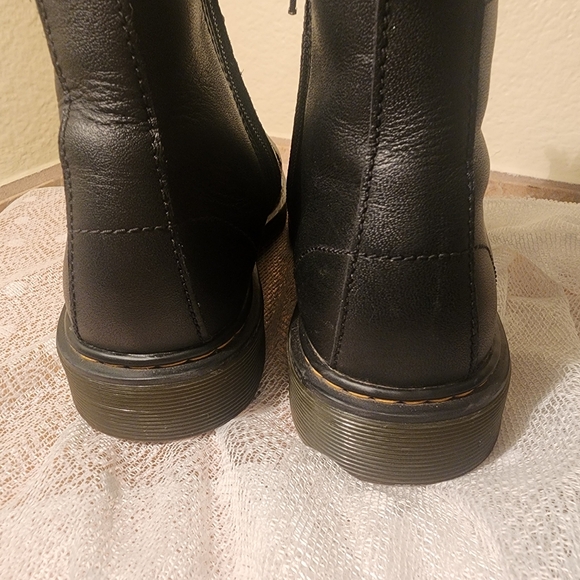 Dr. Martens Child Size 4 - Picture 4 of 9